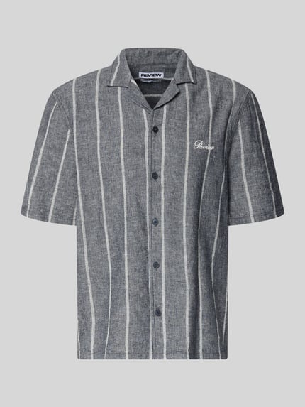 Produktfoto, Regular Fit Freizeithemd aus Baumwoll-Leinen-Mix mit Reverskragen von REVIEW, grau mit weißen Streifen, strukturierte Oberfläche, Allover-Look, Label-Stitching auf Brust