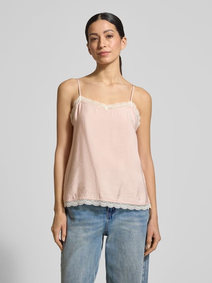 Vrouwenmodel draagt Trägertop aus Modal-Mix mit Spitzenbesatz van Jake*s Collection, regular fit, spaghetti bandjes, lichte roze kleur, kanten details, dames top, voorkant volledig, nauwsluitend bij maat 36 ruglengte 35 cm, geheel opname van voren.