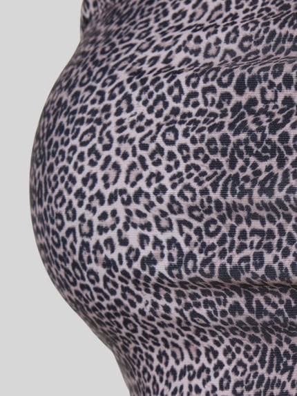 Frauenmodel trägt Bikini-Oberteil mit verstellbaren Spaghettiträgern Modell 'BAOMI' von Bikini-Oberteil, Optik: Unifarben, Stretch-Material, Detailaufnahme.