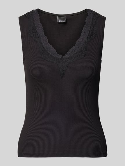 Produktfoto, Trägertop mit V-Ausschnitt und Spitze von Gina Tricot aus Baumwoll-Mix mit Stretch-Anteil in Ripp-Optik, eng anliegende Passform, schwarze Farbe