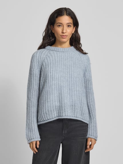 Vrouwenmodel draagt Strickpullover mit Rundhalsausschnitt van Smith and Soul, lichtblauw, grof gebreid, relaxed fit, voorkant bovenlichaam.