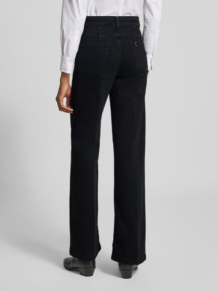 Frauenmodel trägt Flared Fit Jeans aus Baumwoll-Mix von Liu Jo White in Schwarz mit 5-Pocket-Design und Logo-Detail, Ganzkörperansicht Rückansicht.