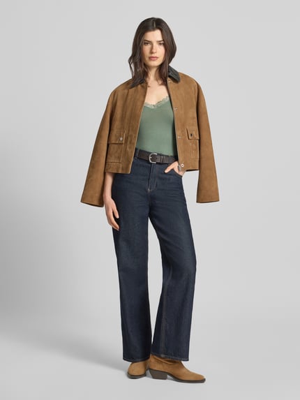 Vrouwenmodel draagt Slim Fit Tank Top uit viscosemix model 'ROSA' van Vero Moda, effen groen met kanten rand, brede bandjes, V-hals, volledige lichaamsaanzicht van voren