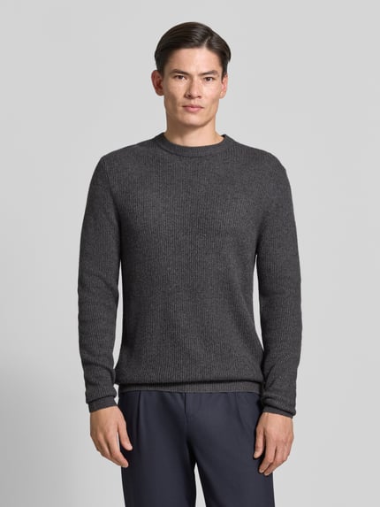 Mannelijk model draagt Slim Fit Pullover uit scheerwolmix van ROY ROBSON, antraciet, effen design, ronde hals, met lange mouwen, ruglengte maat M 70 cm, mouwlengte maat M 69 cm, gebreide textuur, effen kleur, voorkant volledig zichtbaar, volledige lichaamsopname vooraan.