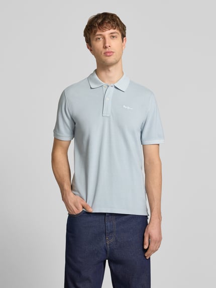 Männermodel trägt Regular Fit Poloshirt aus reiner Baumwolle Modell 'OSCAR' von Pepe Jeans in Optik: Unifarben, Label-Stitching-Applikation, Polokragen, V-Ausschnitt, Verschluss: kurze Knopfleiste, Ärmelform: Kurzarm, Ärmelabschluss: Gerippt, Rumpfabschluss: mit Seitenschlitzen, Materialverarbeitung: Piqué, Material: Reine Baumwolle, helle Farbe, Ganzkörperansicht von vorne.