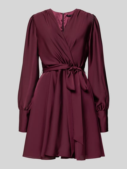 Produktfoto, Cocktailkleid mit Taillengürtel von Swing in Bordeaux, Material-Mix mit Stretch-Anteil, taillierter Schnitt, V-Ausschnitt, Wickel-Optik, Raffungen, Nahtreißverschluss, blickdichtes Unterkleid, Damenmode