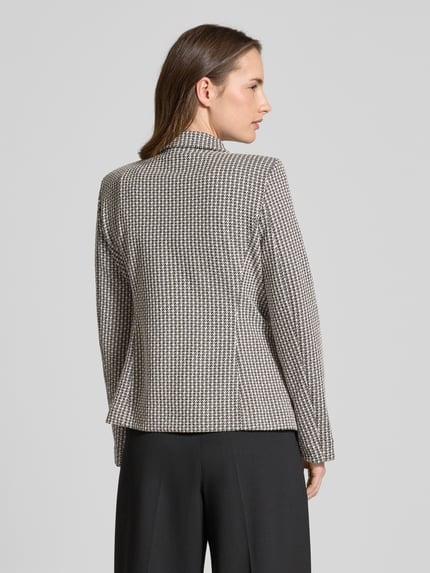 Frauenmodel trägt Slim Fit Blazer mit Reverskragen von Emporio Armani, elastischer Material-Mix, schwarz-weiß kariert, Ganzkörperansicht Rückansicht.