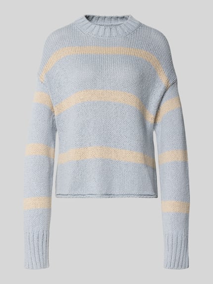 Produktfoto, Regular Fit Strickpullover aus Baumwoll-Mix von Marc O'Polo, Optik: Unifarben mit hellblauen und cremefarbenen Streifen, Rundhals, Langarm, gerippter Ärmelabschluss und Rollsaum, Materialverarbeitung: Strick, Material: Baumwoll-Mix