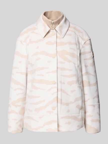 Produktfoto, Jacke mit Stehkragen von Marc Cain aus Baumwoll-Mix in Beige und Weiß mit Hemdblusenkragen, Knopfleiste, verdecktem Reißverschluss, Eingrifftaschen, Label-Detail, Regular-Fit, strukturierte Oberfläche, Rückenlänge 72 cm, Schulterbreite 50 cm, Brustweite 55 cm, Ärmellänge 59 cm.