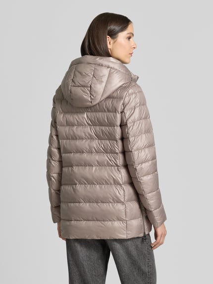 Vrouwenmodel draagt Regular Fit lange jas in stiksels van FUCHS SCHMITT met capuchon, opstaande kraag, steekzakken, tweewegritssluiting, gevoerd, ruglengte maat 36: 76 cm, schouderbreedte: 46 cm, borstwijdte: 50 cm, mouwlengte: 66 cm, geheel in taupe met glanzende textuur, volledige achterkantaanzicht.