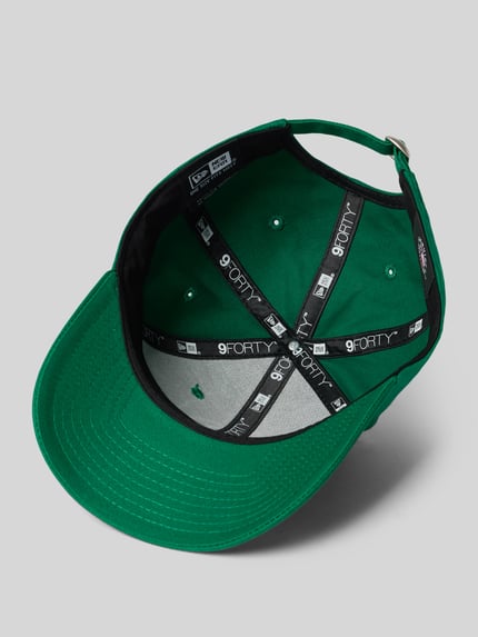 Productfoto, Base Cap met motiefstiksel van New Era, groen, curved visor, strapback, logo-details, detailopname binnenzijde