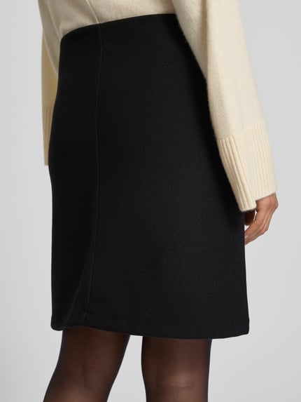 Vrouwenmodel draagt knielange rok met deelnaad, A-lijn, zwart, materiaal-mix met viscose, ROS Rylieh van OPUS, rugaanzicht