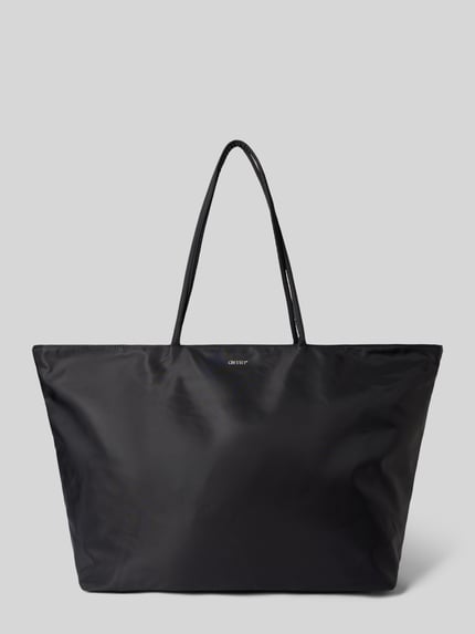 Produktfoto, Shopper mit Label-Detail von aim'n in Schwarz, glatte Oberfläche, rechteckige Form, breite Trageriemen, Kontext: Damen Shopper mit Hauptfach und Innentasche, Label-Detail auf der Vorderseite, Maße 68x40x22 cm, Schulterriemen 76 cm