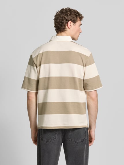Männermodel trägt Relaxed Fit Poloshirt im Allover-Look von MCNEAL aus Baumwoll-Mix, breite beige Streifen, Knopfleiste, Rückenlänge bei Größe M 70 cm, Ganzkörperansicht Rückansicht.