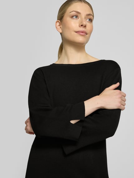 Kobiece model prezentuje Regular Fit Minikleid aus Viskose-Mix von MORE, czarny kolor, Dekolt w łódkę, rękaw o dł. 3/4, mieszanka wiskozy, Długość tyłu w rozmiarze 36: 87 cm, Szerokość w rozmiarze 36: 42 cm, Długość rękawów w rozmiarze 36: 51 cm, zbliżenie na górną część ciała
