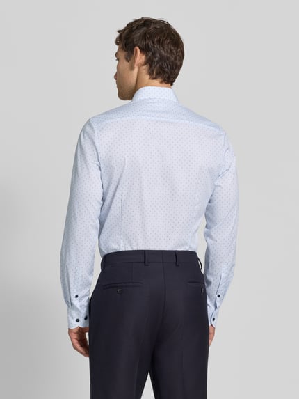 Männermodel trägt Body Fit Businesshemd aus Baumwoll-Mix von OLYMP, zartes Hellblau mit feinem Muster und glatter Textur, Ganzkörperansicht Rückansicht, Herren Businesshemd von OLYMP Level 5.