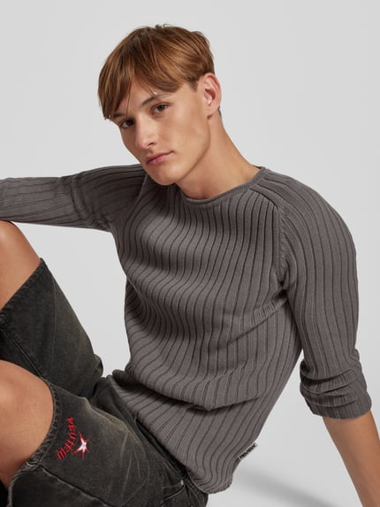 REVIEW Strickpullover mit geripptem Rundhalsausschnitt Dunkelgrau 3