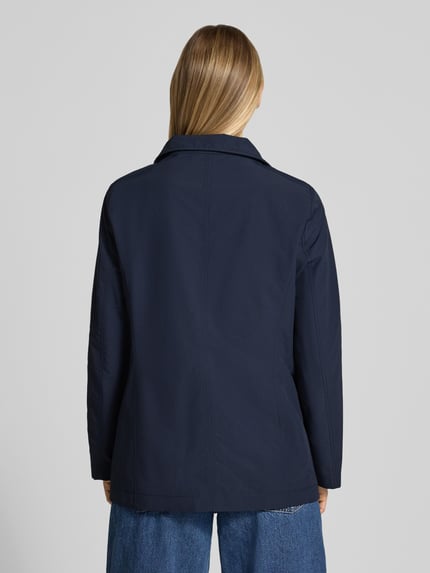 Frauenmodel trägt Regular Fit Jacke mit Stehkragen von Christian Berg Woman Selection in Dunkelblau, Material-Mix mit Baumwoll-Anteil, Doppelreihige Knopfleiste, Eingrifftaschen, Rückenlänge 68 cm bei Größe 36, Schulterbreite 39 cm, Brustweite 50 cm, Ärmellänge 63 cm, Ganzkörperansicht Rückansicht.