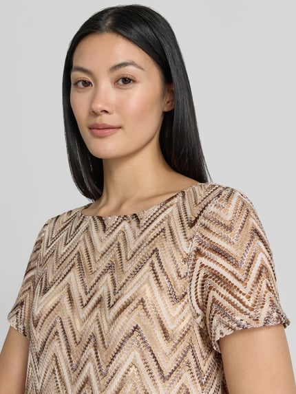 Frauenmodel trägt Regular Fit Freizeitkleid mit Lochstrickmuster von s.Oliver BLACK LABEL in Beige- und Brauntönen, Nahaufnahme Oberkörper.