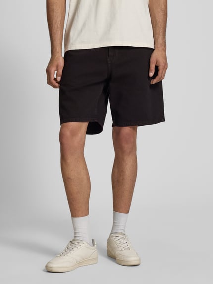 Männermodel trägt Straight Fit Shorts in Denim-Optik Modell 'Tyrell' von Edwin, Reine Baumwolle, 5-Pocket-Design, Ganzkörperansicht von vorne.