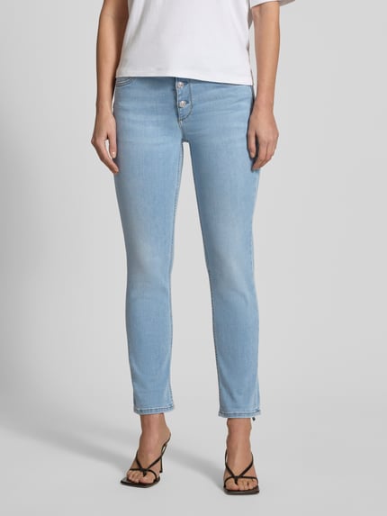 Frauenmodel trägt Jeans mit Knopfleiste Modell 'MONROE' von Liu Jo White aus Baumwoll-Mix mit Stretch-Anteil, Slim-Fit, Eingrifftaschen, Nahaufnahme Oberkörper.