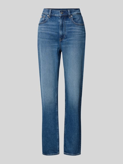 Produktfoto, blaue Straight Fit Jeans mit Logo-Patch Modell 'Mom' von Calvin Klein Jeans, 5-Pocket-Design, sichtbare Textur