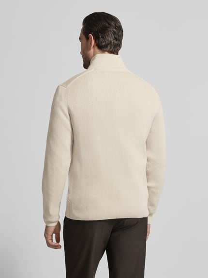 Männermodel trägt Strickpullover mit Stehkragen und Reißverschluss von Lindbergh, Baumwoll-Mix, Regular-Fit, Ripp-Optik, Rückenlänge 67 cm, Ärmellänge 66 cm, einfarbig creme, Ganzkörperansicht Rückansicht.