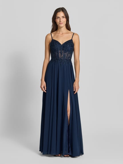 Frauenmodel trägt Corsagenkleid mit Stitchings und V-Ausschnitt von LUXUAR FASHION, dunkelblauer Chiffon, Maxikleid, A-Linie, Ganzkörperansicht von vorne.