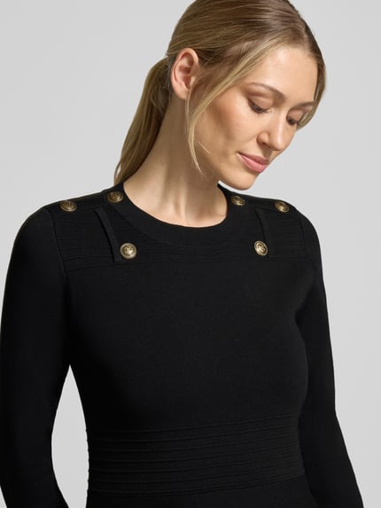 Frauenmodel trägt Slim Fit Minikleid aus Viskose-Mix Modell 'Abito Maglia' von Liu Jo White, Rundhalsausschnitt, Zierbesatz, Nahaufnahme Oberkörper.