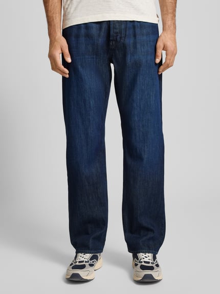 Männermodel trägt Jeans mit 5-Pocket-Design Modell 'Dakota' von G-Star Raw in Dunkelblau, gerader Schnitt, reine Baumwolle, Nahaufnahme Oberkörper.