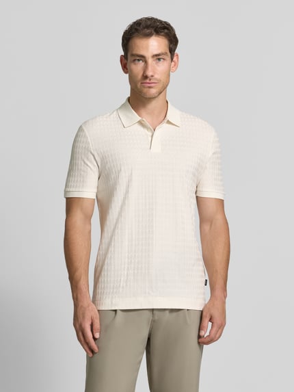 Mannelijk model draagt Regular fit poloshirt uit pure katoen model 'Parley 321' van BOSS in crème en beige tinten, geheel frontaal.