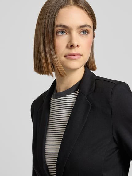 Frauenmodel trägt Blazer mit Label-Details Modell 'Poptrash' von ONLY im Unifarbenes-Design, Viskose-Mix, Nahaufnahme Oberkörper.