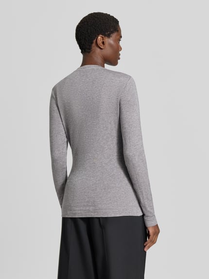 Frauenmodel trägt Longsleeve in melierter Optik von windsor., meliertes Grau, gerader Schnitt, Rundhalsausschnitt, Ganzkörperansicht Rückansicht. Elastischer Lyocell-Woll-Mix, Rückenlänge bei Größe 36: 65 cm, Label-Applikation sichtbar.