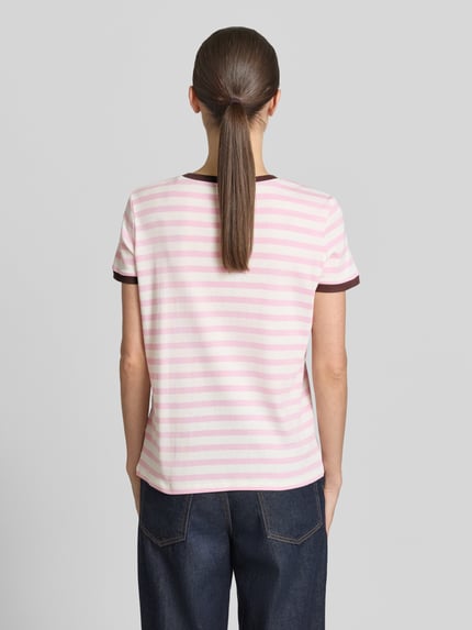 Frauenmodel trägt T-Shirt mit Streifenmuster und Rundhalsausschnitt von Jake*s Casual in Rosa und Weiß aus Baumwolle im Regular Fit, Rückenlänge 58 cm, Ganzkörperansicht Rückansicht.