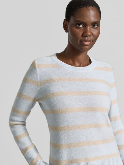 Frauenmodel trägt Strickpullover aus Kaschmir-Mix von Christian Berg Woman, hellblau mit beigen Streifen, Rundhalsausschnitt, taillierte Passform, Langarm, Nahaufnahme Oberkörper.