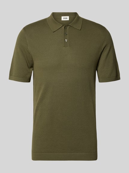 Produktfoto, zielone Slim Fit Poloshirt mit kurzer Knopfleiste Modell 'TRITON' von Drykorn, bawełna, krój slim fit, Poloshirt, długość pleców w rozmiarze M: 69 cm, teksturowana powierzchnia