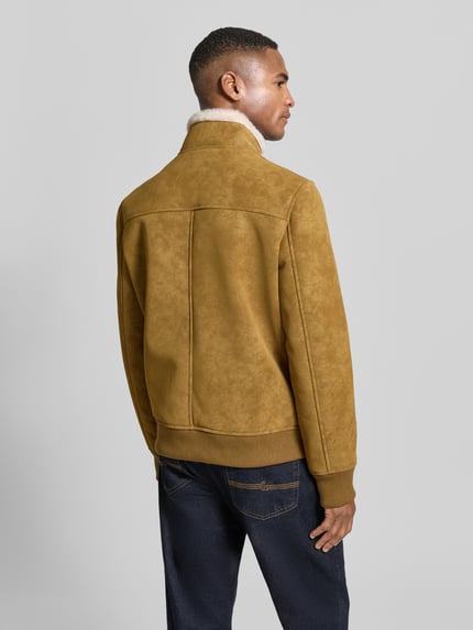 Männermodel trägt Jacke mit Stehkragen Modell 'TERRY' von Cinque im Material-Mix, Regular-Fit, camelbraune Farbe, Rückenansicht.