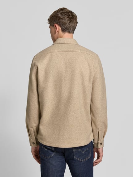 Männermodel trägt Regular Fit Hemdjacke mit Brusttaschen von LERROS in Beige, mittlere Struktur, Rückenansicht, Ganzkörperansicht Rückansicht.