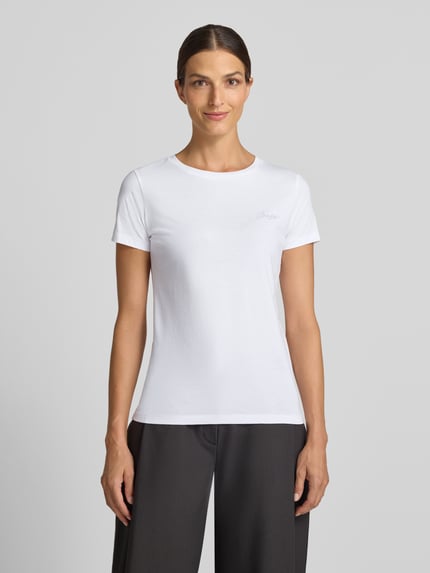 Kobiece modelka nosi biały damski t-shirt Regular Fit T-Shirt aus reiner Baumwolle Modell 'C_Elove_6' od BOSS Orange, prosta tekstura, widok całej sylwetki z przodu.