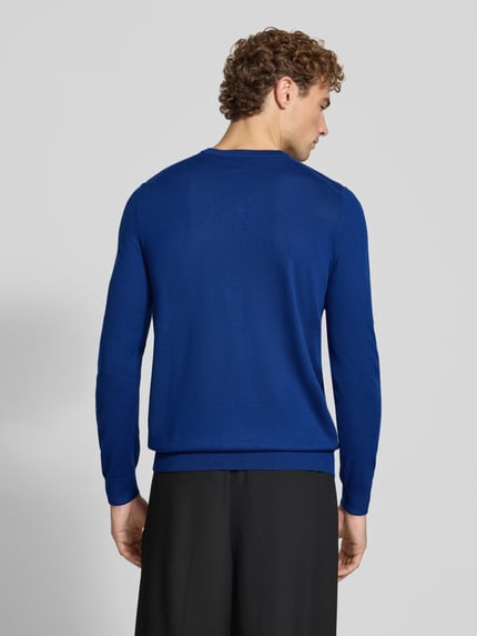 Männermodel trägt Strickpullover aus wolmix mit v-hals von Christian Berg Men in blauw met ribboorden, regular fit, ruglengte maat M 71 cm, mouwlengte maat M 73 cm, ganzlichaamsaanzicht rugaanzicht.
