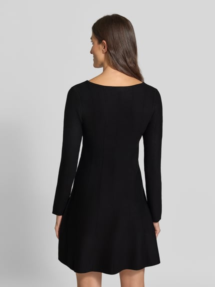 Vrouwenmodel draagt zwarte tricotjurk met ronde hals, a-lijn, mini-jurk, lenzing™ ecovero™-vezelmix, Model 'VALUNI' van VILA, Ganzkörperansicht Rückansicht.