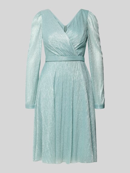 Produktfoto, Regular Fit Kleid in Wickel-Optik von TROYDEN COLLECTION, błyszcząca siateczka, krój regular fit, kopertowy styl, dekolt w serek, z długim rękawem, taliowany, zakończenia rękawów obszyte, wszyty zamek błyskawiczny, długość tyłu w rozmiarze 36: 90 cm, szerokość w rozmiarze 36: 37 cm, długość rękawów w rozmiarze 36: 67 cm