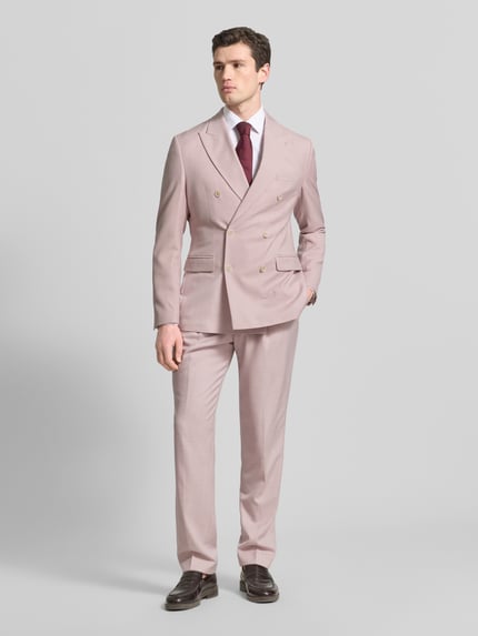Męski model nosi Slim Fit Anzugjacke mit Reverskragen von MCNEAL w jasnoróżowym kolorze, krój slim fit, widok całej sylwetki z przodu.
