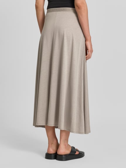 Frauenmodel trägt Loose Fit Midi-Rock aus Lyocell-Baumwoll-Mix Modell 'ILENIAA LARAA' von Armedangels in Beige, Ganzkörperansicht Rückansicht, Damen Midi-Rock von Armedangels