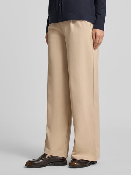 Frauenmodel trägt Hose mit weitem Bein Modell 'KATE' von ICHI in Beige, unifarbenes Design, elastischer Bund, Material-Mix, Ganzkörperansicht von vorne.