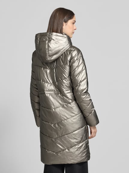 Frauenmodel trägt Steppmantel mit Kapuze Modell 'Jacket-Fa44ncy' von ZABAIONE in glänzender Metallic-Optik, Longline-Länge, sichtbare Teilungsnähte und Kapuze, Reißverschluss, seitliche Eingrifftaschen, elastische Ärmelabschlüsse, Tunnelzug am Rumpf, Detailaufnahme, Ganzkörperansicht Rückansicht.