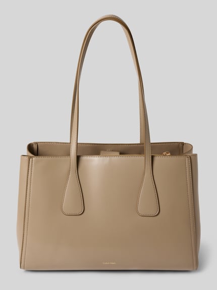 Produktfoto, Tote Bag mit Logo-Detail von CK Calvin Klein in Beige mit geteiltem Hauptfach, schmalen Schulterriemen, Reißverschlussfach, Maße 37x25x16 cm, Schulterriemen 63 cm, glatte Oberfläche