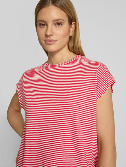 Vrouwenmodel draagt Loose Fit t-shirt uit puur katoen model 'SLUB JERSEY STRIPE' van Armedangels, look: effen, gestreept patroon, logodetail, ronde hals, korte mouw, jersey materiaalverwerking, nahaufnahme bovenlichaam.