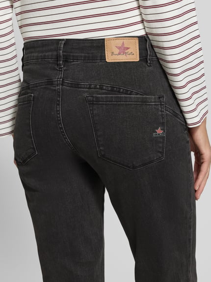Frauenmodel trägt Regular Fit Straight Fit Jeans mit Zipper-Details von BUENA VISTA in Dark Wash Denim, 5-Pocket, Nahaufnahme Rückansicht.