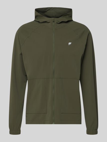 Produktfoto, Regular Fit Jacke mit Kapuze Modell 'The One' von Fabletics, elastyczna mieszanka materiałów, zamek błyskawiczny, nakładane kieszenie, nadruk z logo, kolor oliwkowy, długość tyłu w rozmiarze M: 71 cm, szerokość ramion w rozmiarze M: 44 cm, szerokość klatki piersiowej w rozmiarze M: 34 cm, długość rękawów w rozmiarze M: 68 cm